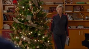 Sue begutachtet den Baum des Glee Clubs