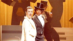 Tumblr mgu9a2pvGD1ra5gbxo11 r1 250.gif