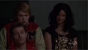 Brittany als Mercedes neben Rory als Sam