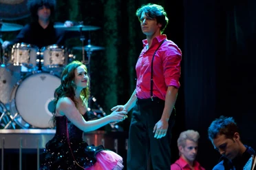 Jesse St. JamesEhemaliger Leadsänger, Coach. Abschluss vor Neue Gesichter und Gemeinheiten. Angestellt vor Saturday Night Glee-ver, gefeuert nach Zukunft voraus