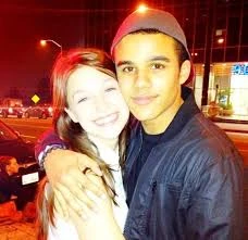 baci e abbracci tra la nuova coppia di glee