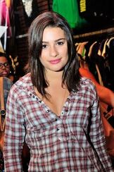 Lea-Michele-Glee-Meet-and-Greet-Hot-Topic-King-of-Prussia-August-19-2009