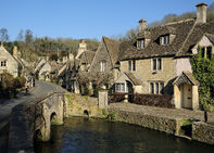 Castle Combe, u viki ko plu domi ge-face ex lito de Cotswold.