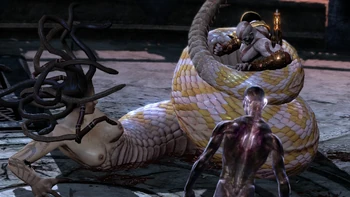 Una Serpiente Gorgona atrapando a Kratos.