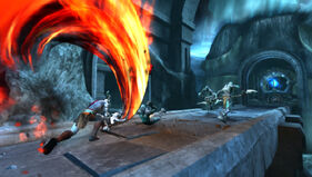 Kratos combatiendo contra varios Señores Tritón junto a un Nexo de Atlantis.
