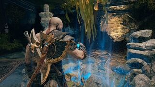 Kratos sosteniendo la Llave de Yggdrasil