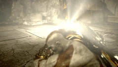 Il Dio del Sole usa la sua luce per investire ed abbagliare Kratos.