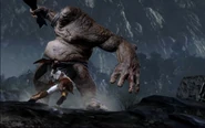 Kratos contra un Cíclope Tirano en GOW lll.jpg (497 kB) Kratos contra un Cíclope Demente en el tráiler de God of War III.