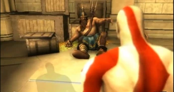 El rey suplicando a Kratos por su vida.