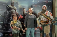 Cory en presentacio de madrid.png (742 kB) Cory Barlog al lado de Kratos y Atreus en presentacion de Madrid.