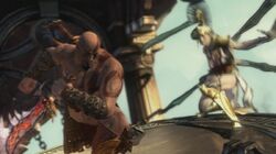 Kratos con el traje de bonificación Piel Color Aceituna contra Megera.
