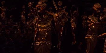 Decenas de estatuas de Pandora creadas por Hefesto.