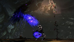 Un guerrero lanzando por los aires a su rival con los Cestus de Hades en el modo multijugador.
