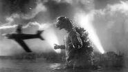 Godzilla en una scena de Gojira 1954