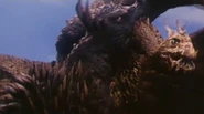 Anguirus beißt King Ghidorah