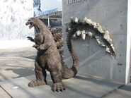 Die Godzilla-Statur. Eine ähnliche befindet sich in Tokio (siehe hier)