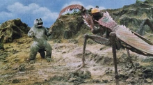 Minilla vs Kamacuras en Son of Godzilla