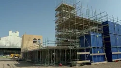 Die Kulissen für Cittàgazze werden in den Bad Wolf Studios aufgebaut