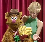 Fozzie Bear and Sandy Duncan in The Muppet Show.