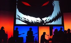 Лайв-группа была скрыта силуэтами, а экран над ними воспроизводил визуал.