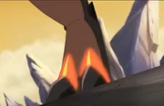 Magmion indossa le Gemme Magiche ai suoi piedi.