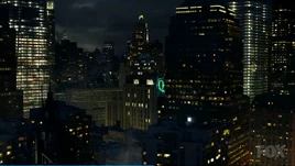 Queen-industries-logo-in-gotham-108134