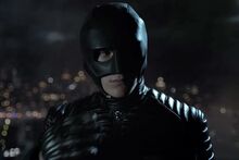 Gotham-s4-promo-teases-a-masked-bruce-696x464-600x400