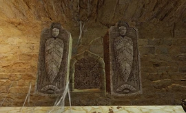 Rzeźbione sarkofagi Pradawnych