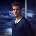 Mike Warren (Aaron Tveit)