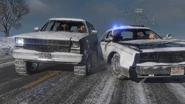 并将警车撞向路边