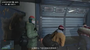 抢劫团队离开大楼