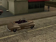 吉斯驾驶一辆百老汇抵达天使松林