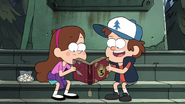 Dipper has black soles.