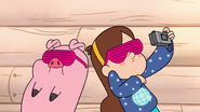 S1e18 Mabel and Waddles taking a picture