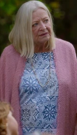 Evelyn Hunt (Veuve de Mr. Hunt)(Mère de Owen et Megan)