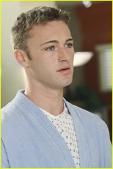 Aaron Karev (Fils de Helen et Jimmy) (Frère d'Alex et Amber) (Demi-frère de Nicky)