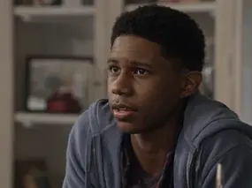 Tuck Jones (Fils de Tucker et Miranda) (Beau-fils de Ben) (Frère adoptif de Joey et Pruitta)