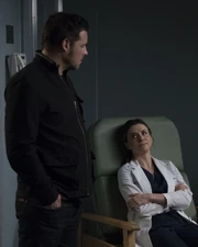 Amelia, preocupada, espera a que Noah se despierte.