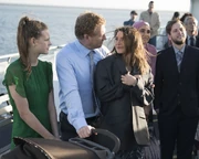 Los sentimientos de Owen y Amelia el uno por el otro se reavivan cuando ven la boda de Alex y Jo con Betty.