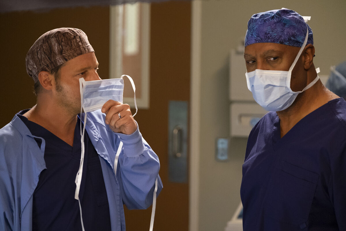 Grey's Anatomy: 8 Hidden Details You Missed About The Scrub Costumes