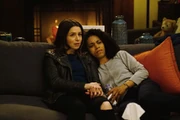 Amelia apoya a Maggie.