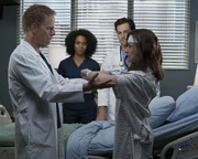 Tom examina a Amelia en el posoperatorio.