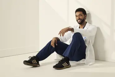 Anthony Hill como Winston Ndugu