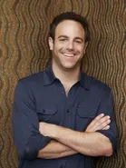Paul Adelstein como Cooper Freedman