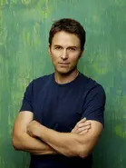 Tim Daly como Pete Wilder