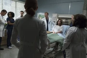 Amelia les dice a sus seres queridos que los ama antes de su cirugía.