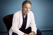 Greg Germann como Tom Koracick