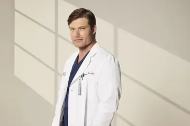 Chris Carmack como Atticus Lincoln