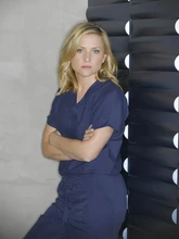 Arizona Robbins en el uniforme azul utilizado por los médicos tratantes