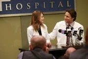 Nathan y Meredith en una conferencia de prensa